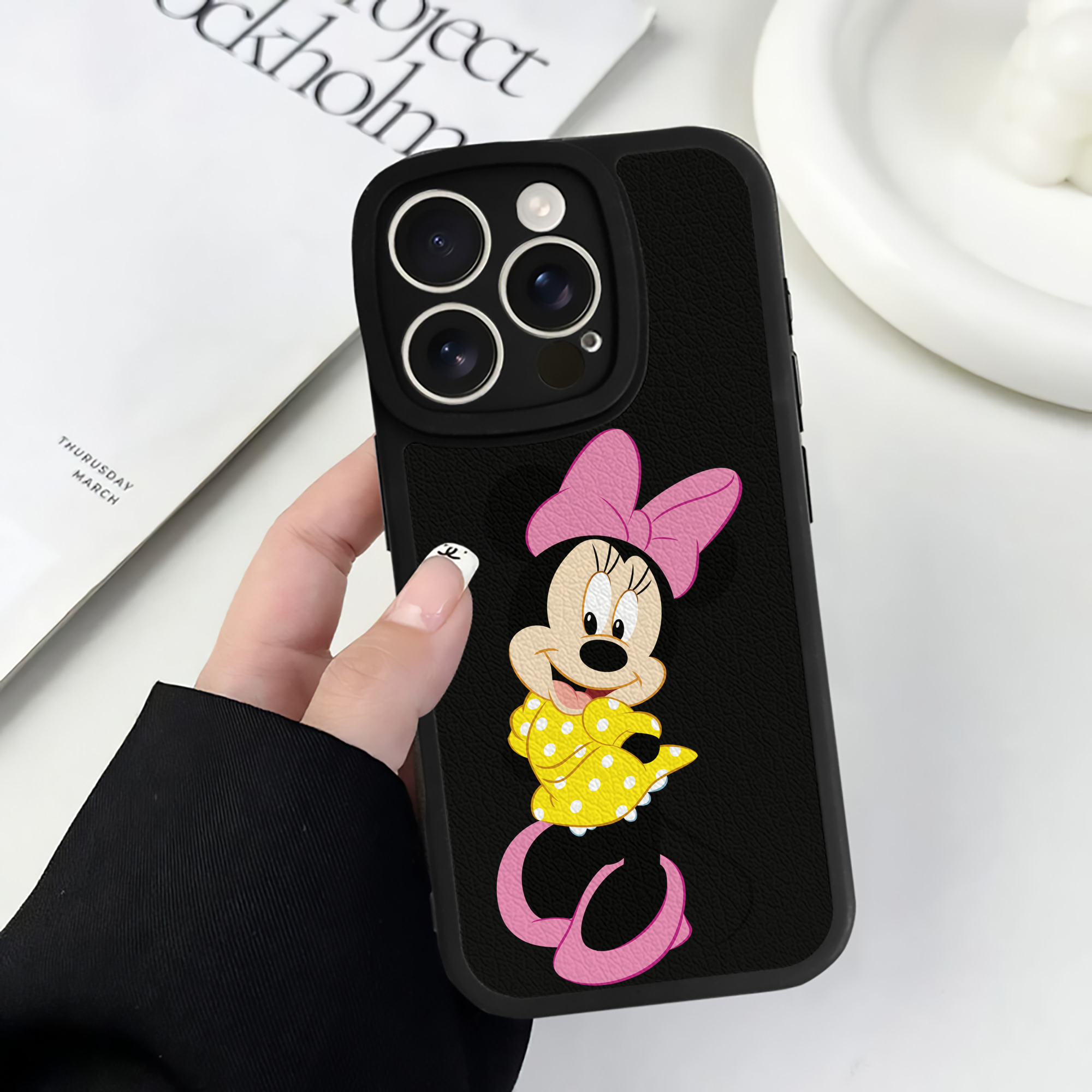 （画像用） ミッキーマウス Mickey Mouse 【iPhone 16シリーズ対応】シリコンスマホケース（レザー調） 材質：シリコン